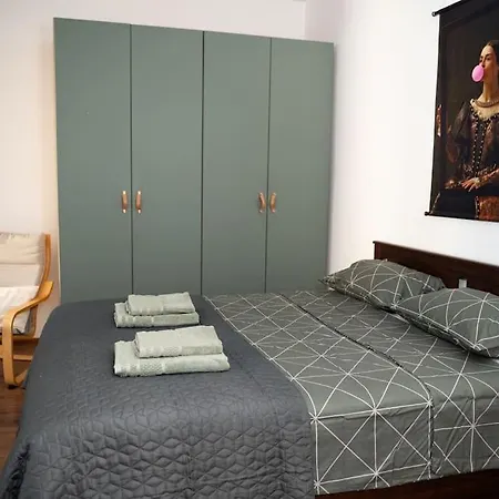 Center Stylish Quiet Street Hosts 5 People Apartman
