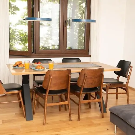 Center Stylish Quiet Street Hosts 5 People *
