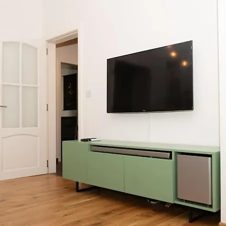 Center Stylish Quiet Street Hosts 5 People Apartman