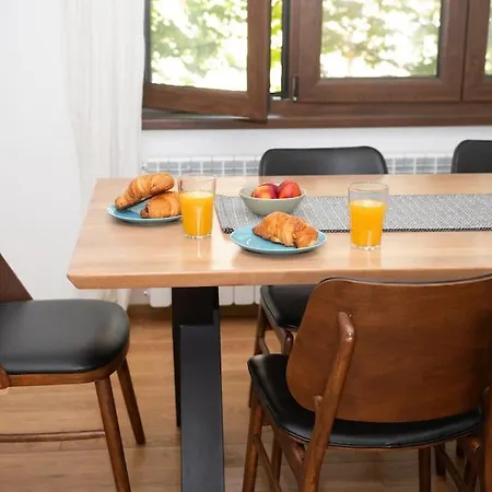 Center Stylish Quiet Street Hosts 5 People Apartment