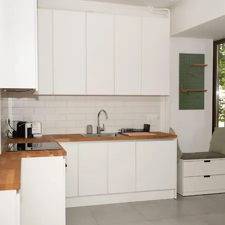 Apartment Center Stylish Quiet Street Hosts 5 People *