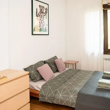 Center Stylish Quiet Street Hosts 5 People Sofía