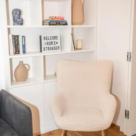Center Stylish Quiet Street Hosts 5 People * Sofía
