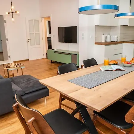 Center Stylish Quiet Street Hosts 5 People