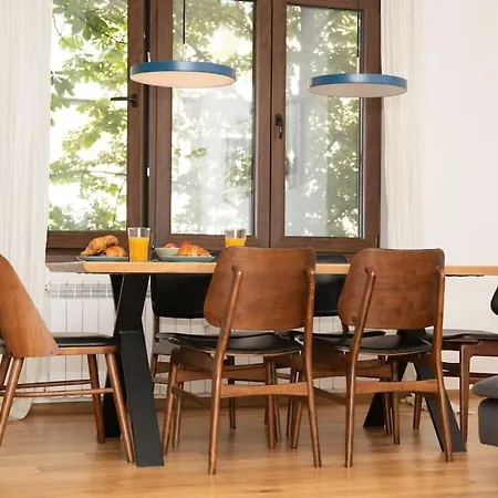 Center Stylish Quiet Street Hosts 5 People Sofía