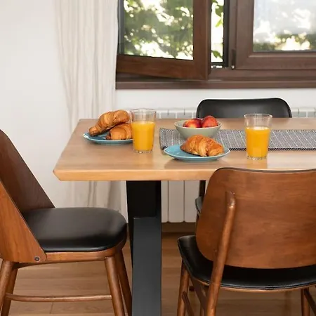 Center Stylish Quiet Street Hosts 5 People Apartment