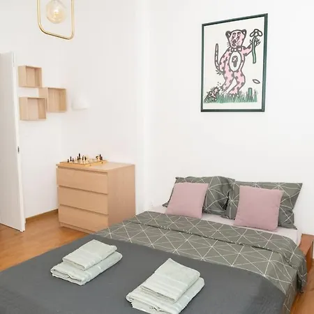 Center Stylish Quiet Street Hosts 5 People Sofía