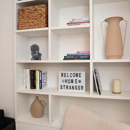 Apartment Center Stylish Quiet Street Hosts 5 People *
