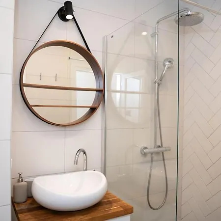 Center Stylish Quiet Street Hosts 5 People Apartment