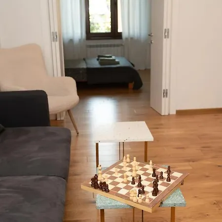 Apartment Center Stylish Quiet Street Hosts 5 People