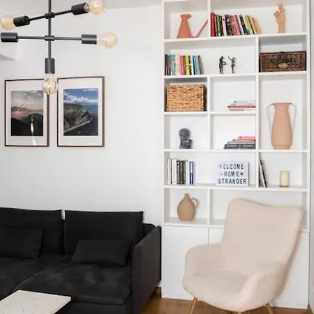 Apartment Center Stylish Quiet Street Hosts 5 People *