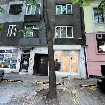 Apartment Center Stylish Quiet Street Hosts 5 People