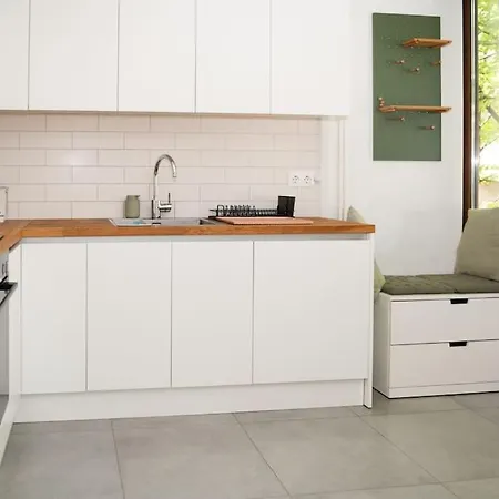 Center Stylish Quiet Street Hosts 5 People Apartment